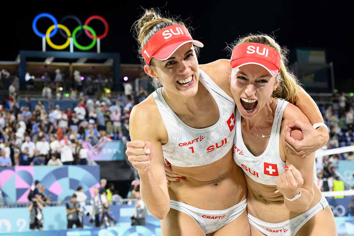 623136478 - Tanja Hüberli (links) und Nina Brunner feiern am 6. August 2024 im Beachvolleyball-Viertelfinal der Frauen ihren Sieg gegen Kelly Cheng und Sara Hughes aus den Vereinigten Staaten. Hüberli/Brunner sorgen drei Tage später für die dritte Schweizer Olympia-Medaille im Beachvolleyball an Olympischen Spielen. Foto: KEYSTONE/ Laurent Gilliéron 623136478 - Tanja Hüberli (links) und Nina Brunner feiern am 6. August 2024 im Beachvolleyball-Viertelfinal der Frauen ihren Sieg gegen Kelly Cheng und Sara Hughes aus den Vereinigten Staaten. Hüberli/Brunner sorgen drei Tage später für die dritte Schweizer Olympia-Medaille im Beachvolleyball an Olympischen Spielen. Foto: KEYSTONE/ Laurent Gilliéron