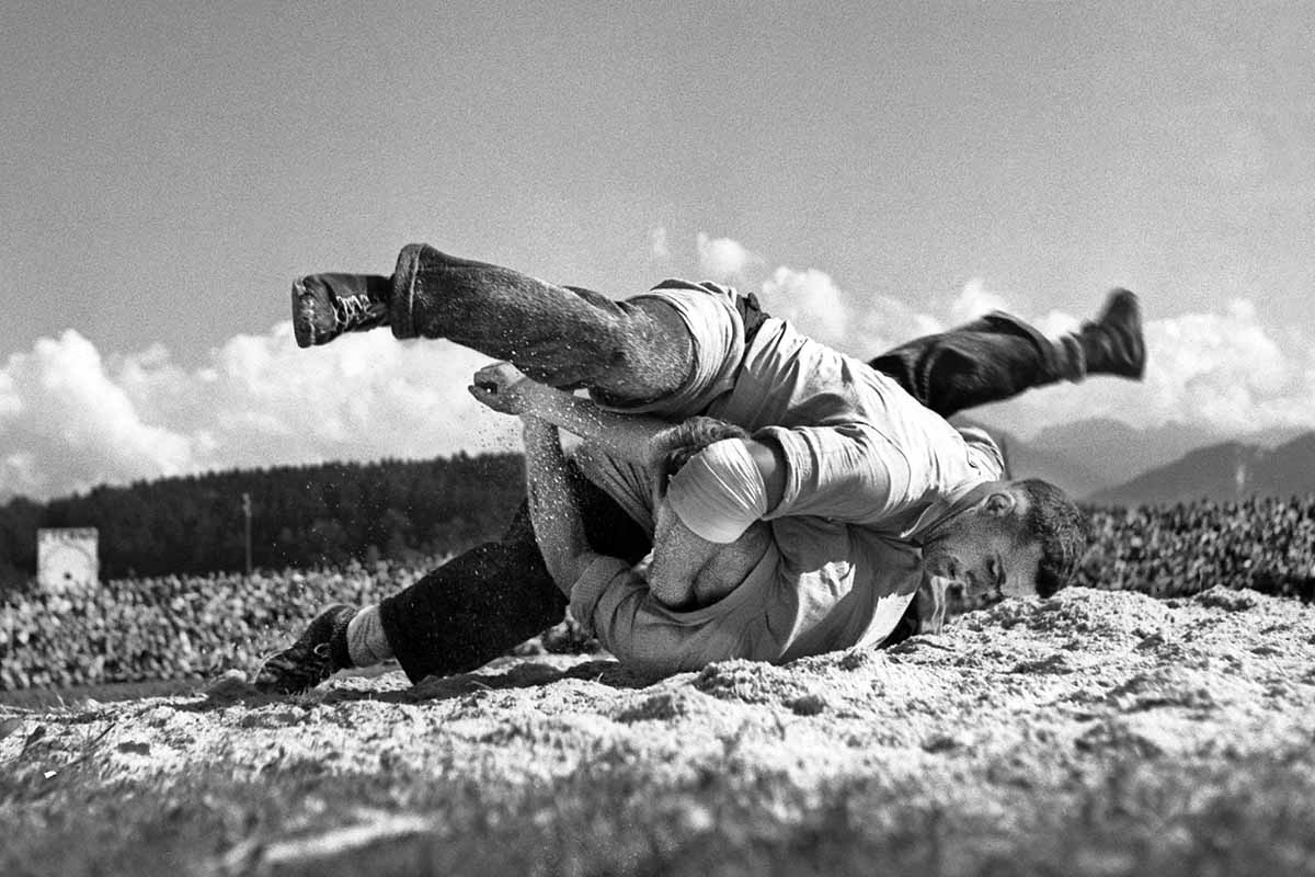 18709870 - Peter Vogt aus Muttenz kämpft am 15. August 1948 in Luzern im Final des Schweizer Schwing- und Älplerfests gegen Peter Haldemann und wird neuer Schwingmeister. Foto: KEYSTONE / Photopress-Archiv 18709870 - Peter Vogt aus Muttenz kämpft am 15. August 1948 in Luzern im Final des Schweizer Schwing- und Älplerfests gegen Peter Haldemann und wird neuer Schwingmeister. Foto: KEYSTONE / Photopress-Archiv