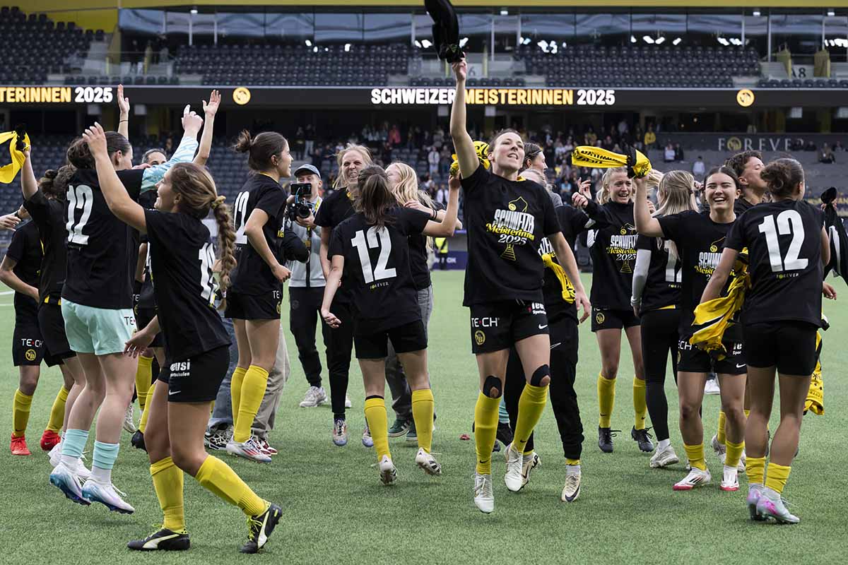 660864435 – Die YB-Frauen sind Schweizer Meisterinnen. Im Final-Rückspiel gegen GC gewinnen sie am 17. Mai 2025 den Titel im Penaltyschiessen. Foto: Anthony Anex