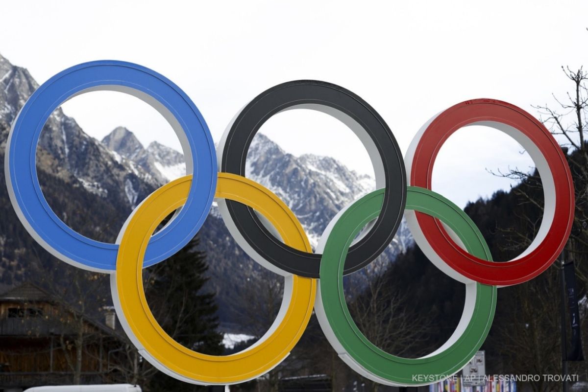 653850445 – Anterselva (Italien), 25. Januar 2025 – Die Olympischen Ringe schmücken das Biathlon-Zentrum von Anterselva (Antholz), Austragungsort der Wettkämpfe bei den Winterspielen Mailand-Cortina 2026. Foto: KEYSTONE/ AP/ Alessandro Trovati