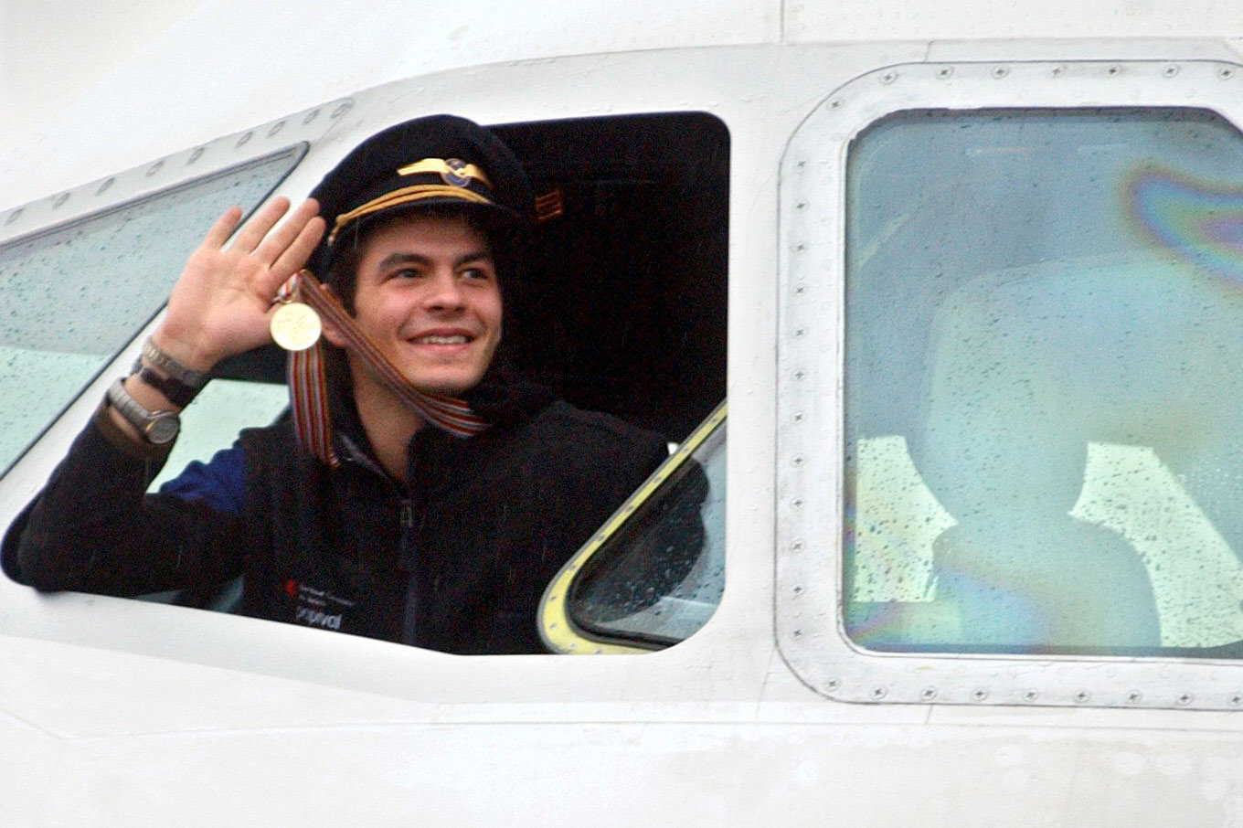 21789505 - Keystone-ATS/Laurent Gilliéron - De retour de Moscou en mars 2005, Stéphane Lambiel débarque à l'aéroport de Genève en tant que roi des patineurs artistiques. Le Valaisan est le premier Suisse en 58 ans à décrocher un titre de champion du monde dans la discipline.