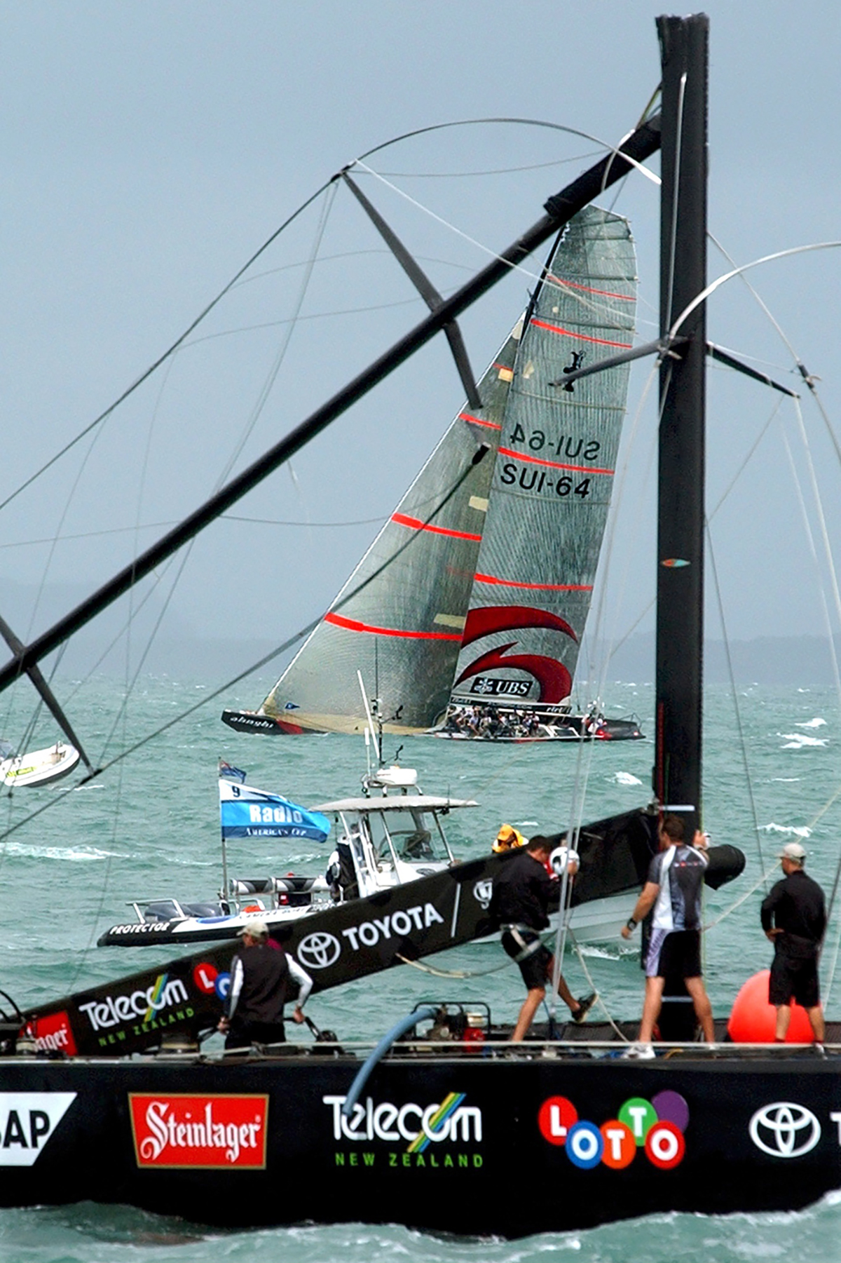 12279090 - Keystone-ATS/Laurent Gilliéron - Avec la victoire d’Alinghi dans la Coupe de l'America, la Suisse est soudainement devenue une nation de voile à l'hiver 2003. On voit sur cette photo le mât brisé du Team New Zealand, le dernier adversaire du bateau suisse.