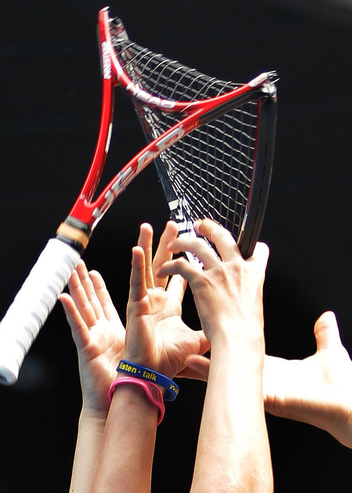 104245675 - Keystone-ATS/AP/Shuji Kajiyama - En 2011, Roger Federer et Stan Wawrinka se sont affrontés pour un choc fratricide lors des quarts de finale de l'Open d'Australie. La victoire est revenue à Federer, les fans luttant ici pour récupérer une raquette cassée de Wawrinka.