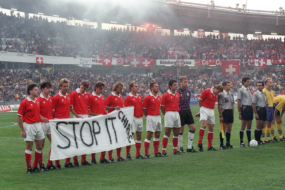 3489310 - Keystone-ATS/Karl Mathis - Sur la route menant à la phase finale du Championnat d'Europe 1996, Alain Suter et Cie ont fait scandale avec cette banderole 