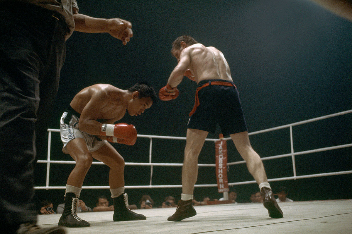 153320461 - Keystone-ATS/Photopress-Archive/Str - Le boxeur Fritz Chervet a rempli les salles dans les années 70, comme il l'a fait en avril 1974 au Hallenstadion de Zurich. Le Bernois a perdu le Championnat du monde disputé face au tenant du titre thaïlandais, Chartchai Chionoi, sur une marge étroite et controversée. La soirée s'est terminée dans le tumulte - et est entrée dans les livres d'histoire du sport.