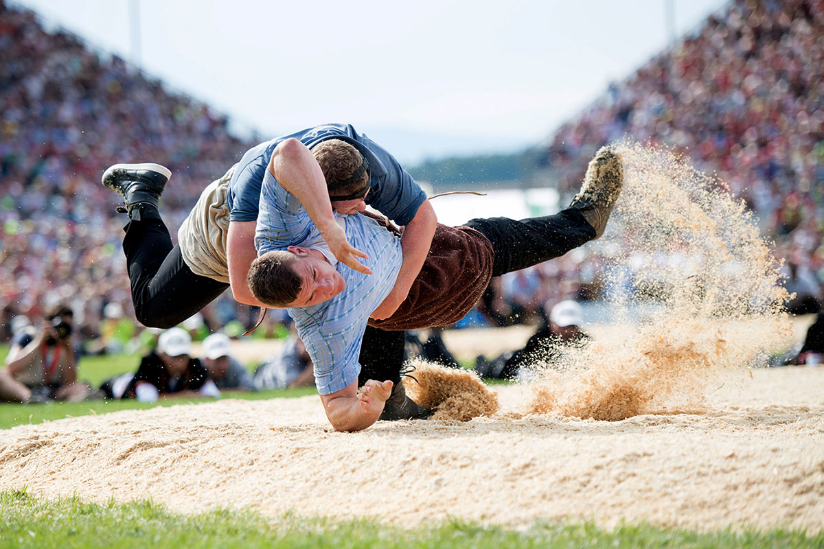 285658285 - Keystone-ATS/Urs Flüeler - La finale de la Fête fédérale de lutte 2016 à Estavayer-le-Lac fut un duel de générations : Armon Orlik, 21 ans, des Grisons, face à Matthias Glarner, 30 ans, de Berne. L’expérience a primé sur la jeunesse, et Glarner a apporté un troisième titre consécutif à l’Association bernoise pour devenir le plus vieux Roi de la lutte depuis 1940.