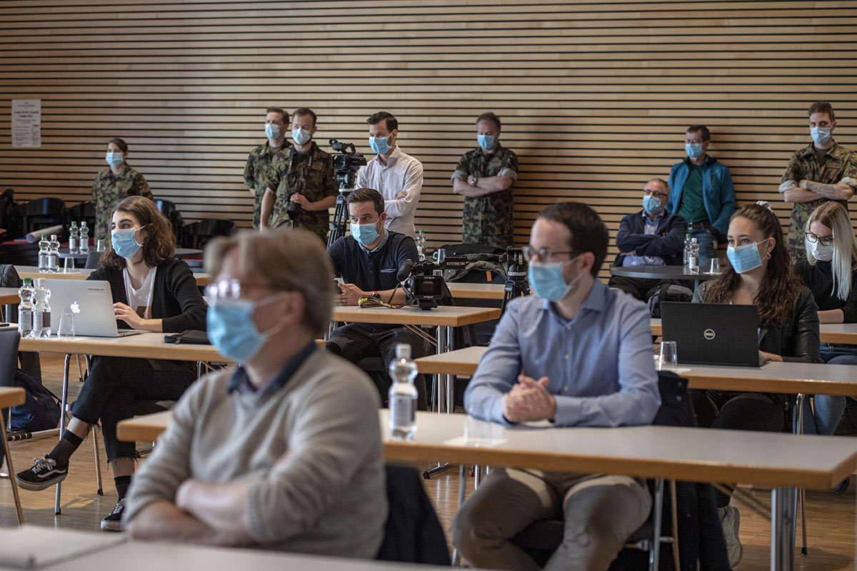 413445823 – Keystone-ATS/Urs Flüeler - Conférence de presse avec masque de protection respiratoire obligatoire le 6 avril 2020 à l'occasion d'une visite guidée du nouveau centre médical de Lucerne dans les locaux du Centre suisse dcaes paraplégiques à Nottwil.