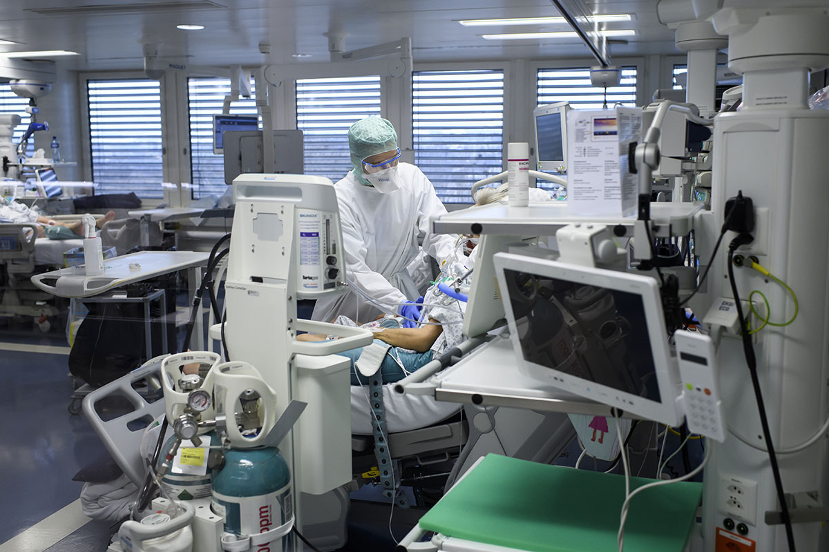 412937313 - Keystone-SDA/Anthony Anex - Medical staff at work in the intensive care unit of the HFR Cantonal Hospital Freiburg, 30 March 2020.