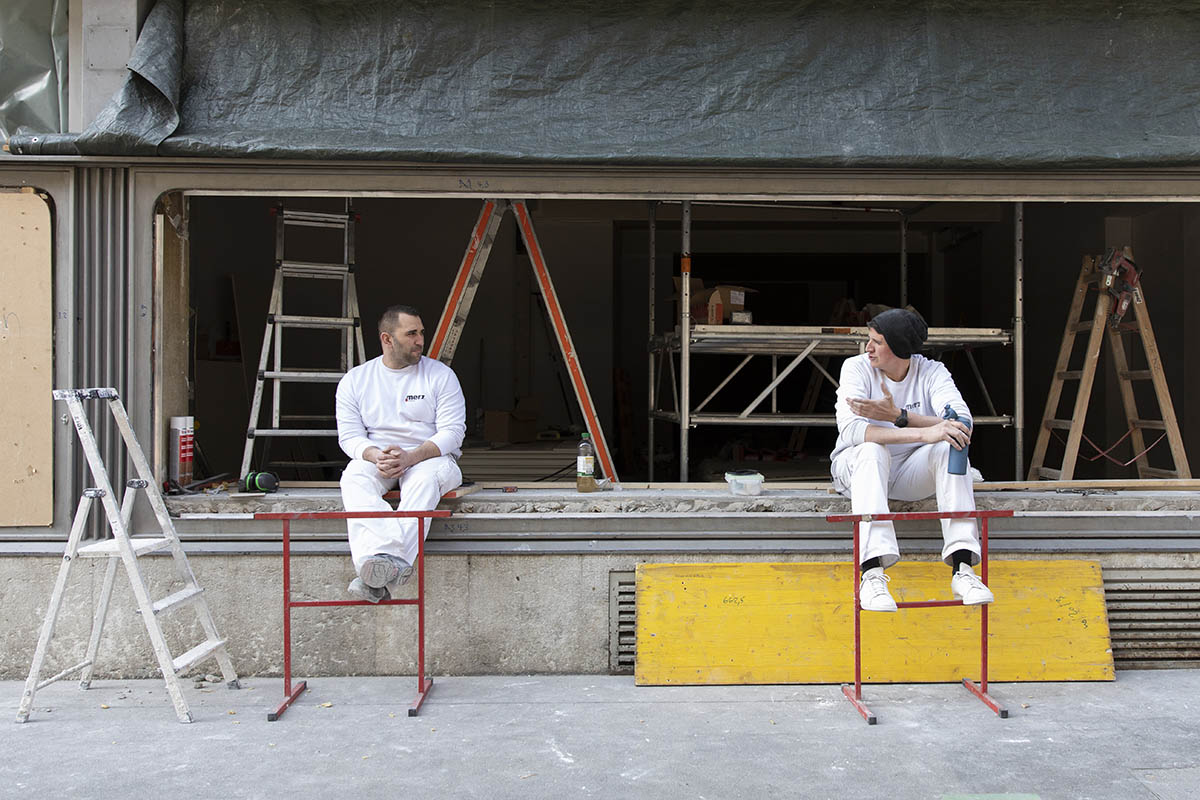 412105438- Keystone-SDA/Peter Klaunzer -  Two plasterers are keeping their distance during the lunch break at a construction site in Bern, 20 March 2020.