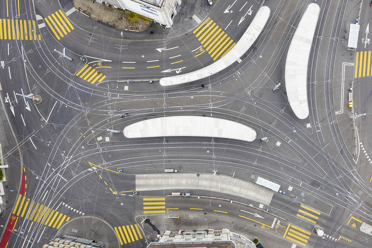 412844008 – Keystone-ATS/Ennio Leanza - Vue aérienne avec un drone sur la station de tram et de bus déserte 