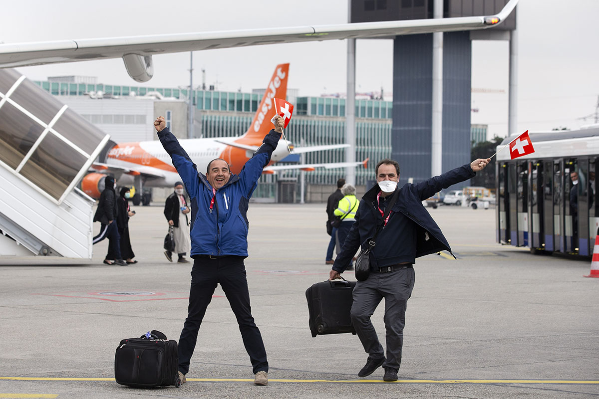 412848003 – Keystone-SDA/Salvatore Di Nolfi - Having been repatriated from Algiers together with other Swiss nationals, two passengers express their joy at the Geneva-Cointrin airport, 29 March 2020.