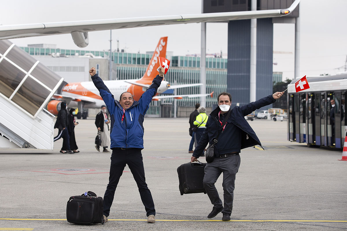 412848003 – Keystone-SDA/Salvatore Di Nolfi - Nach der Rückführung aus Algier zusammen mit anderen Schweizer Staatsangehörigen bringen zwei Passagiere am 29. März 2020 auf dem Flughafen Genf-Cointrin ihre Freude zum Ausdruck. 