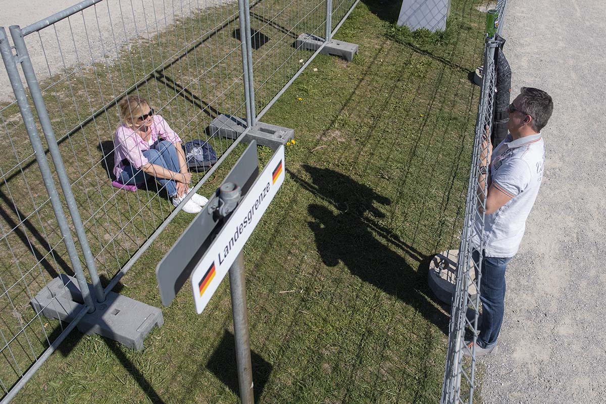 413389583 – Keystone-ATS/Gian Ehrenzeller - Un couple se rencontre le 5 avril 2020, à la frontière entre la ville allemande de Constance et Kreuzlingen en Suisse, séparé par une clôture qui fixe la distance.