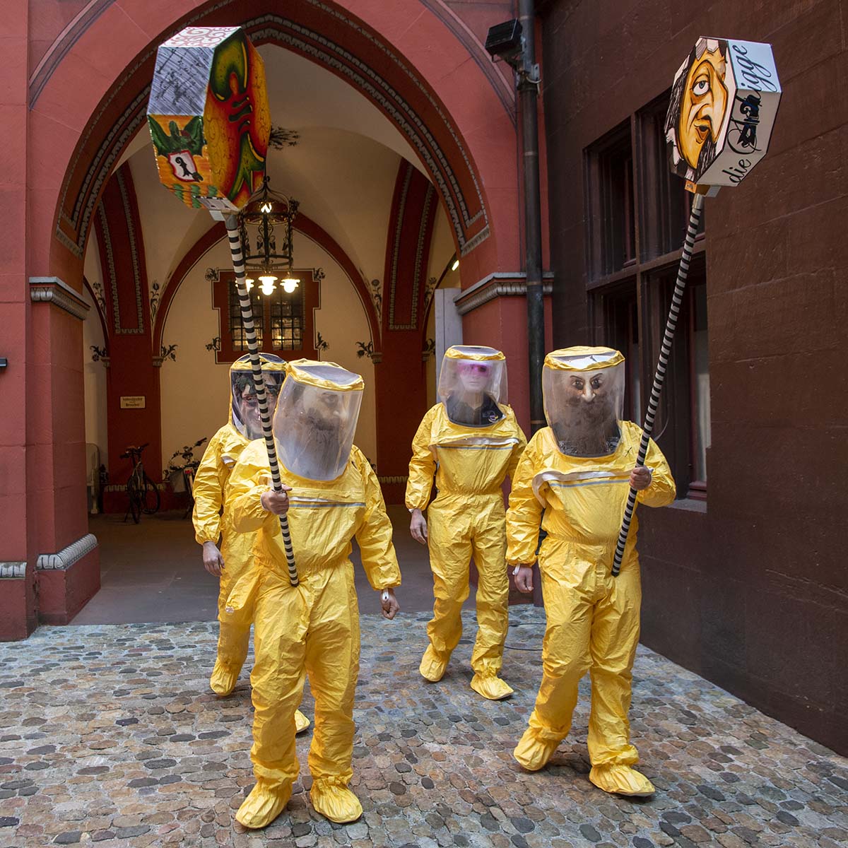 409886003 – Keystone-SDA/Georgios Kefalas -  « Fasnächtler » protest on 28 February 2020 in protective suits with their lanterns in the courtyard of the city hall in Basel. Shortly before, the government council had cancelled all events in connection with the Basel carnival.