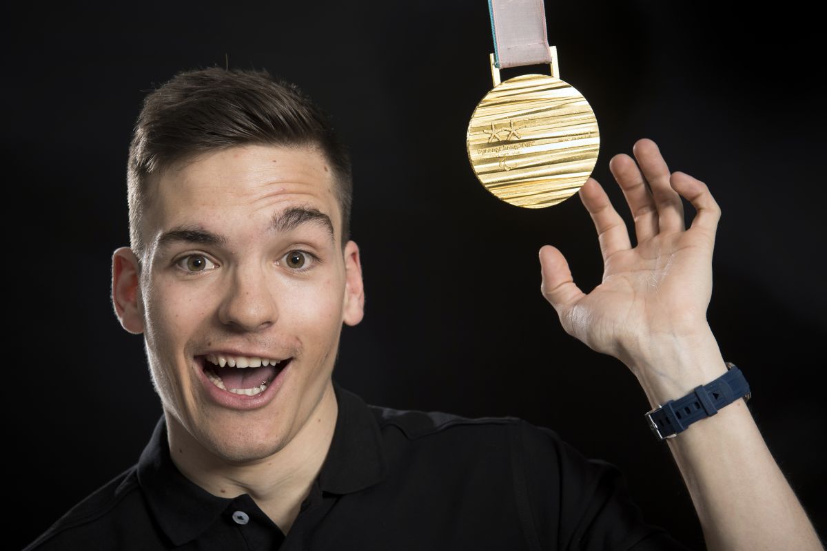 Theo Gmür avec sa médaille d'or des Jeux Paralympiques PyeongChang, 2018. (376191965 - Keystone-ATS / Laurent Gilliéron)