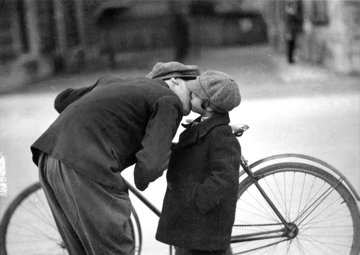 Hans Staub - Vor der Kinderkrippe im Industriequartier, Zürich, 1931. Foto: KEYSTONE/Fotostiftung Schweiz/Hans Staub