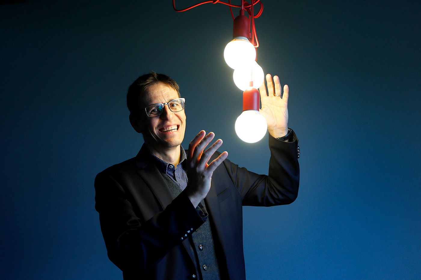 394432633 - Didier Queloz, professeur de physique au Cavendish Laboratory, pose au Science Media Centre à Londres, mardi 8 octobre 2019. Photo : KEYSTONE/ AP/ Frank Augstein