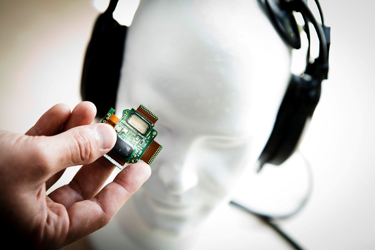 223959775 – Gehirnimplantat, mit dem Tetraplegiker einen Roboterarm steuern können. Das Implantat ist Teil der gemeinsamen Forschung von CEA Leti, dem Universitätsklinikum Grenoble und der Universität Joseph Fourier im Bereich der Gehirn-Computer-Schnittstellen. Fotografiert im Forschungsinstitut CEA Leti. Foto: KEYSTONE/ Science Photo Library/ Dung Vo Trung/ Look at Science 223959775 – Gehirnimplantat, mit dem Tetraplegiker einen Roboterarm steuern können. Das Implantat ist Teil der gemeinsamen Forschung von CEA Leti, dem Universitätsklinikum Grenoble und der Universität Joseph Fourier im Bereich der Gehirn-Computer-Schnittstellen. Fotografiert im Forschungsinstitut CEA Leti. Foto: KEYSTONE/ Science Photo Library/ Dung Vo Trung/ Look at Science