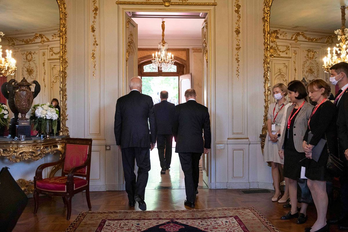 458532981 - Schweizer Bundespräsident Guy Parmelin (M), US-Präsident Joe Biden (L) und der russische Präsident Wladimir Putin (R) treten nach ihrer Ankunft in der Villa La Grange während des Gipfeltreffens zwischen den USA und Russland in Genf am 16. Juni 2021 vor die Medien. Foto: KEYSTONE/ Peter Klaunzer