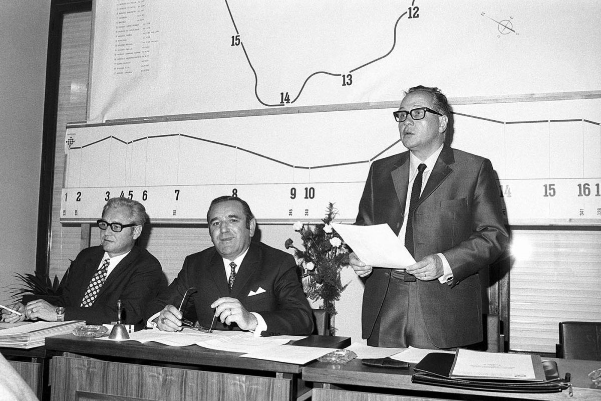 Le comité d'organisation des championnats du monde de cyclisme 1971 composé (de gauche à droite) d’Arnold Wehrle, Josef Voegeli et Walter Grimm présente le 25 octobre 1970 à Mendrisio le tracé du parcours. Photo : KEYSTONE/ Photopress-Archives