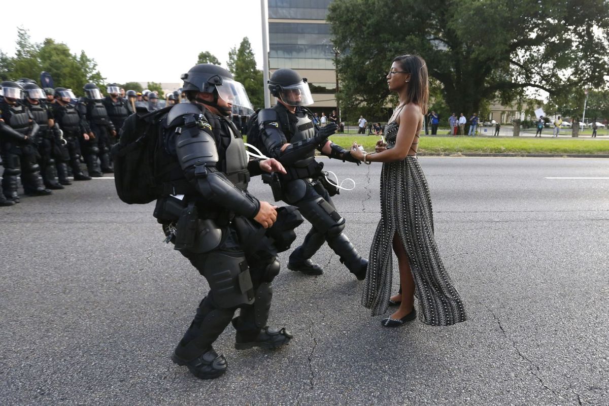 Lone activist Ieshia Evans stands her ground while offering hands for arrest as she is charged by riot police during a protest against police brutality outside the Baton Rouge Police Department in Louisiana, USA, July 9, 2016. This photograph won the 1st prize in the World Press Photo Contest, Contemporary Issues, Singles. Photo : KEYSTONE/ REUTERS/ Jonathan Bachman