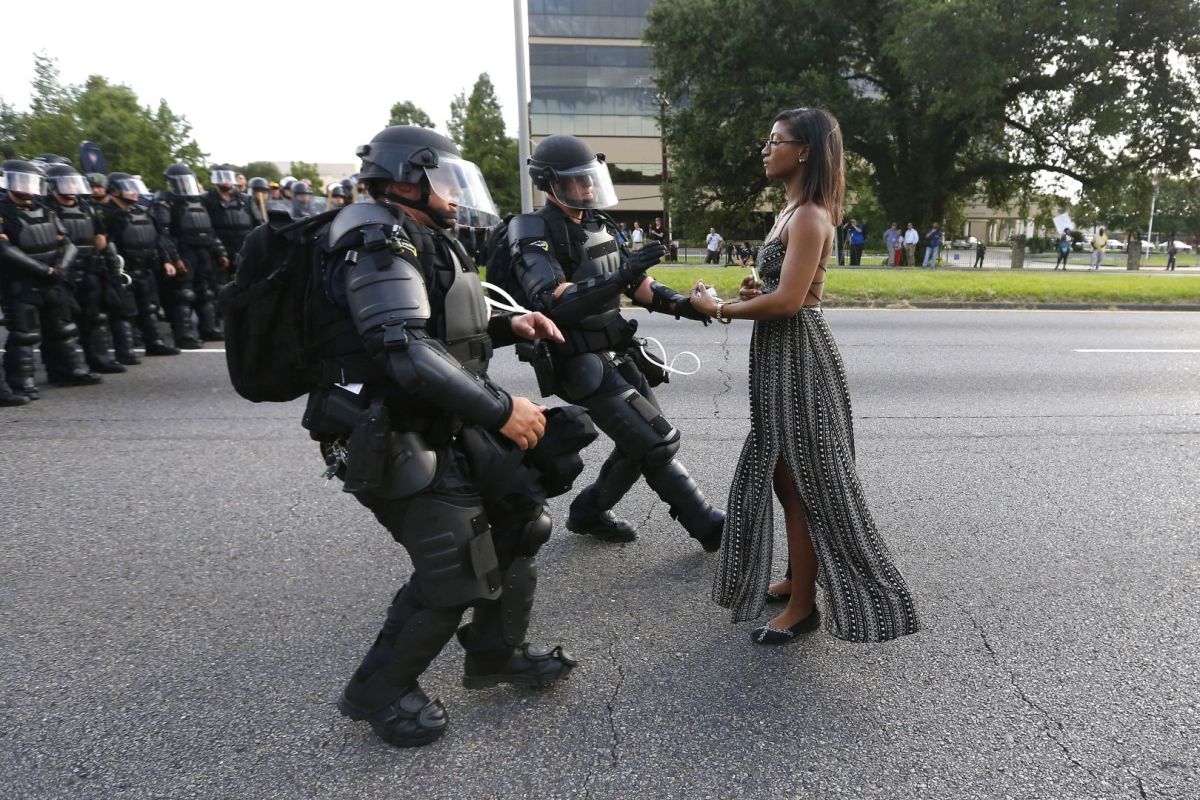 Die Aktivistin Ieshia Evans bietet ihre Hände zur Verhaftung an, als sie während einer Demonstration gegen Polizeibrutalität vor dem Baton Rouge Police Department in Louisiana, USA, am 9. Juli 2016 von Bereitschaftspolizisten in Gewahrsam genommen wird. Dieses Foto gewann den 1. Preis im World Press Photo Contest, Contemporary Issues, Singles. Foto: KEYSTONE/ REUTERS/ Jonathan Bachman Die Aktivistin Ieshia Evans bietet ihre Hände zur Verhaftung an, als sie während einer Demonstration gegen Polizeibrutalität vor dem Baton Rouge Police Department in Louisiana, USA, am 9. Juli 2016 von Bereitschaftspolizisten in Gewahrsam genommen wird. Dieses Foto gewann den 1. Preis im World Press Photo Contest, Contemporary Issues, Singles. Foto: KEYSTONE/ REUTERS/ Jonathan Bachman