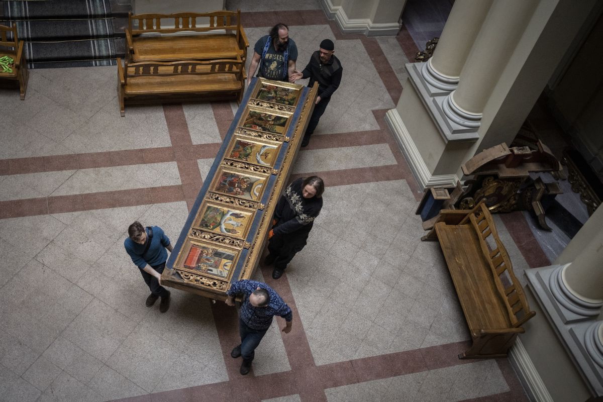 Arbeiter verlegen ein Stück der Bohorodchany-Ikonostase im Andrey Sheptytsky Nationalmuseum als Sicherheitsvorbereitung für den Fall eines Angriffs in der westukrainischen Stadt Lemberg. Mit den anhaltenden Kämpfen sind Kulturstätten im ganzen Land in Gefahr. Foto: KEYSTONE/ AP Photo/ Bernat Armangué Arbeiter verlegen ein Stück der Bohorodchany-Ikonostase im Andrey Sheptytsky Nationalmuseum als Sicherheitsvorbereitung für den Fall eines Angriffs in der westukrainischen Stadt Lemberg. Mit den anhaltenden Kämpfen sind Kulturstätten im ganzen Land in Gefahr. Foto: KEYSTONE/ AP Photo/ Bernat Armangué