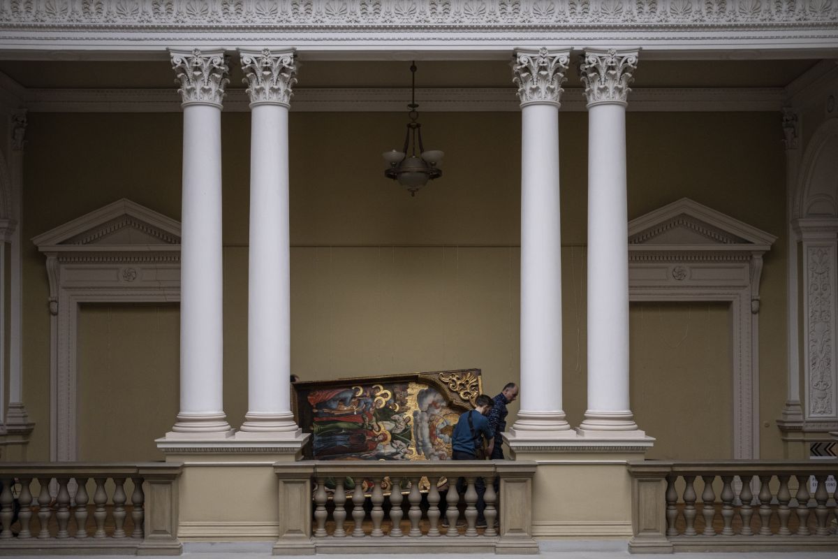 Arbeiter verlegen am 4. März 2022 die «Verkündigung an die Heilige Jungfrau» der Bohorodchany-Ikonostase aus dem 18. Jahrhundert im Andrey Sheptytsky Nationalmuseum als Teil der Sicherheitsvorbereitungen im Falle eines russischen Angriffs in der westukrainischen Stadt Lemberg. Foto: KEYSTONE/ AP Photo/ Bernat Armangué Arbeiter verlegen am 4. März 2022 die «Verkündigung an die Heilige Jungfrau» der Bohorodchany-Ikonostase aus dem 18. Jahrhundert im Andrey Sheptytsky Nationalmuseum als Teil der Sicherheitsvorbereitungen im Falle eines russischen Angriffs in der westukrainischen Stadt Lemberg. Foto: KEYSTONE/ AP Photo/ Bernat Armangué