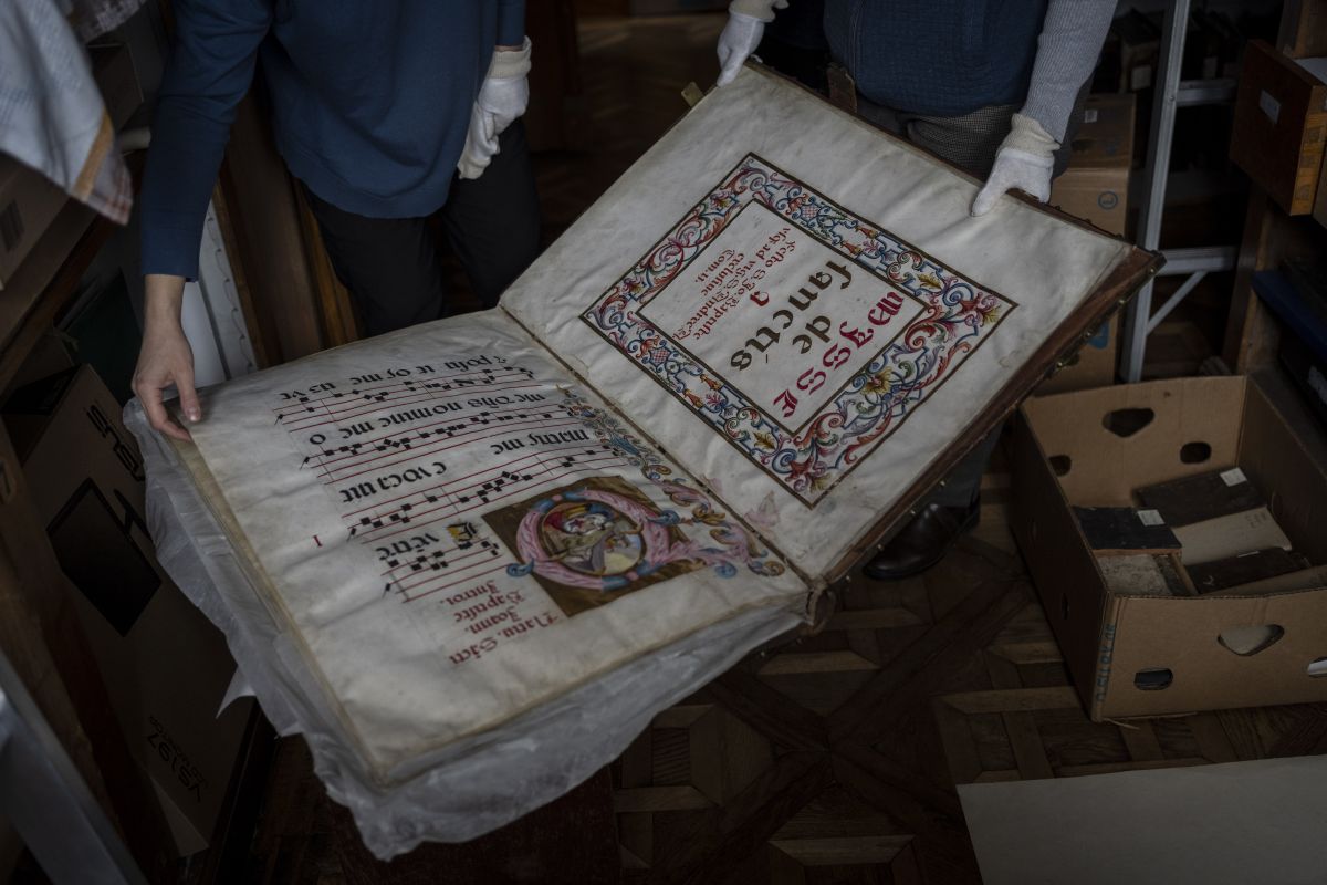 Mitarbeiter der Abteilung für seltene Manuskripte und alte Drucke des Andrey Sheptytsky Nationalmuseums lagern diese in  Pappkartons, um das Risiko von Schäden im Falle eines Angriffs zu verringern. Foto: KEYSTONE/ AP Photo/ Bernat Armangué