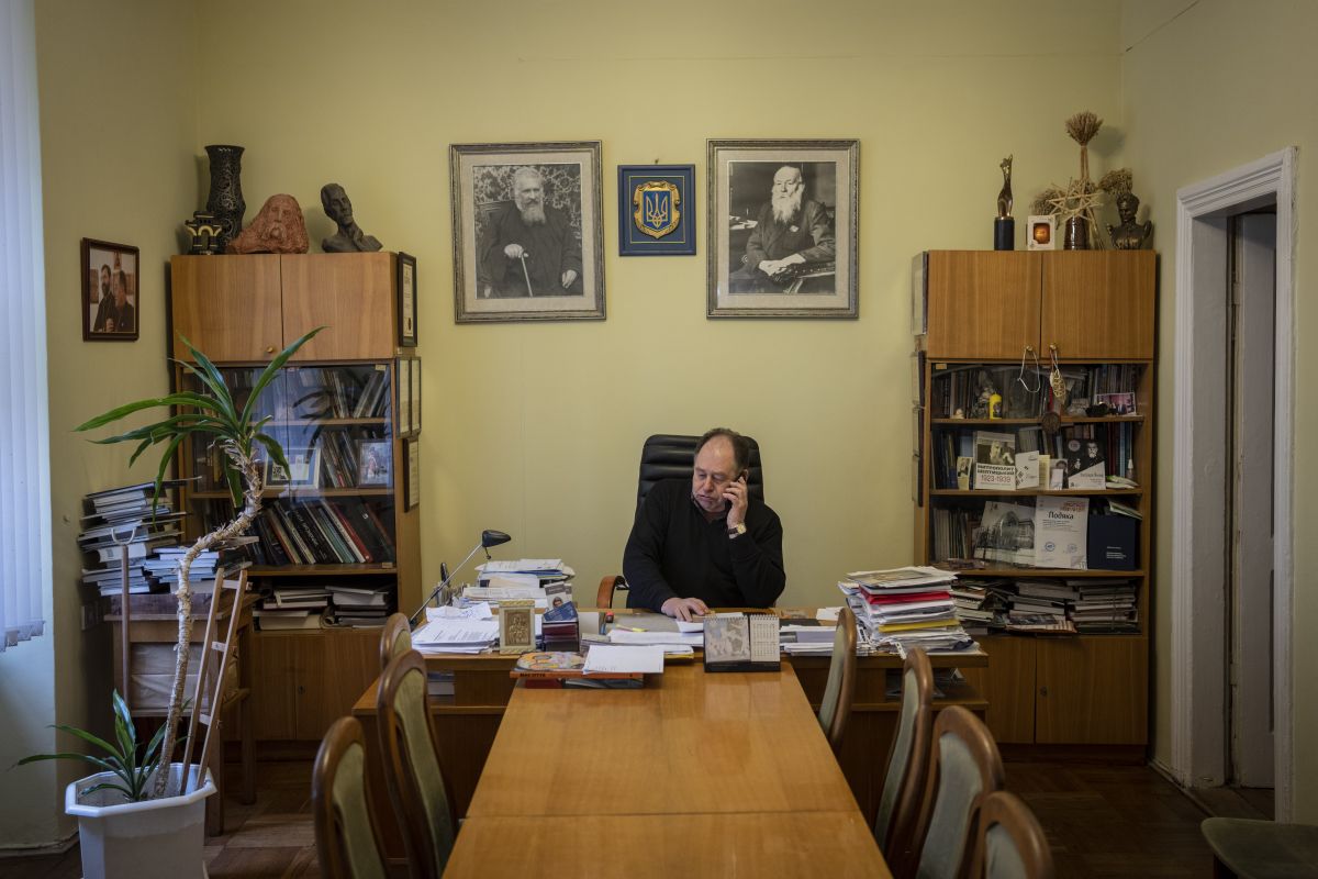 Ihor Kozhan, Generaldirektor des Andrey Sheptytsky Nationalmuseums, arbeitet am 4. März 2022 in seinem Büro in Lemberg. Die Türen des Museums sind seit Beginn des russischen Krieges gegen die Ukraine am 24. Februar geschlossen. «Wir haben bis zur letzten Minute nicht geglaubt, dass dies passieren könnte», sagte Kozhan. Foto: KEYSTONE/ AP Photo/ Bernat Armangué Ihor Kozhan, Generaldirektor des Andrey Sheptytsky Nationalmuseums, arbeitet am 4. März 2022 in seinem Büro in Lemberg. Die Türen des Museums sind seit Beginn des russischen Krieges gegen die Ukraine am 24. Februar geschlossen. «Wir haben bis zur letzten Minute nicht geglaubt, dass dies passieren könnte», sagte Kozhan. Foto: KEYSTONE/ AP Photo/ Bernat Armangué
