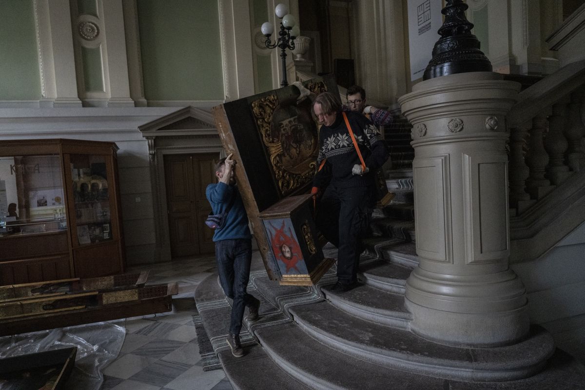 Arbeiter bewegen ein barockes sakrales Kunstwerk im Andrey Sheptytsky Nationalmuseum als Teil der Sicherheitsvorbereitungen für den Fall eines Angriffs in der westukrainischen Stadt Lemberg. Foto: KEYSTONE/ AP Photo/ Bernat Armangué