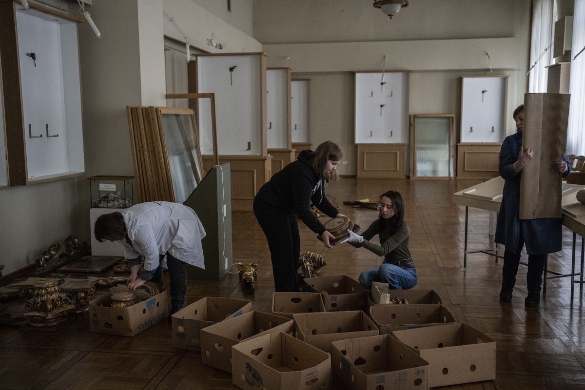 Arbeiter und Freiwillige des Andrey Sheptytsky Nationalmuseums lagern am 4. März 2022 barocke Stücke in Pappkartons als Sicherheitsvorkehrungen für den Fall eines Angriffs in der westukrainischen Stadt Lemberg. Foto: KEYSTONE/ AP Photo / Bernat Armangué Arbeiter und Freiwillige des Andrey Sheptytsky Nationalmuseums lagern am 4. März 2022 barocke Stücke in Pappkartons als Sicherheitsvorkehrungen für den Fall eines Angriffs in der westukrainischen Stadt Lemberg. Foto: KEYSTONE/ AP Photo / Bernat Armangué