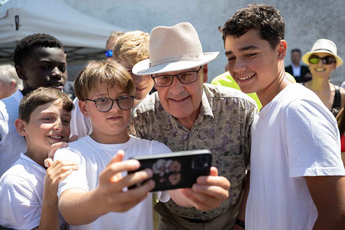 Le President de la Confederation Guy Parmelin se fait prendre en photo avec des enfants, lors d'un aperitif avec la population pendant l'excursion du Conseil federal.