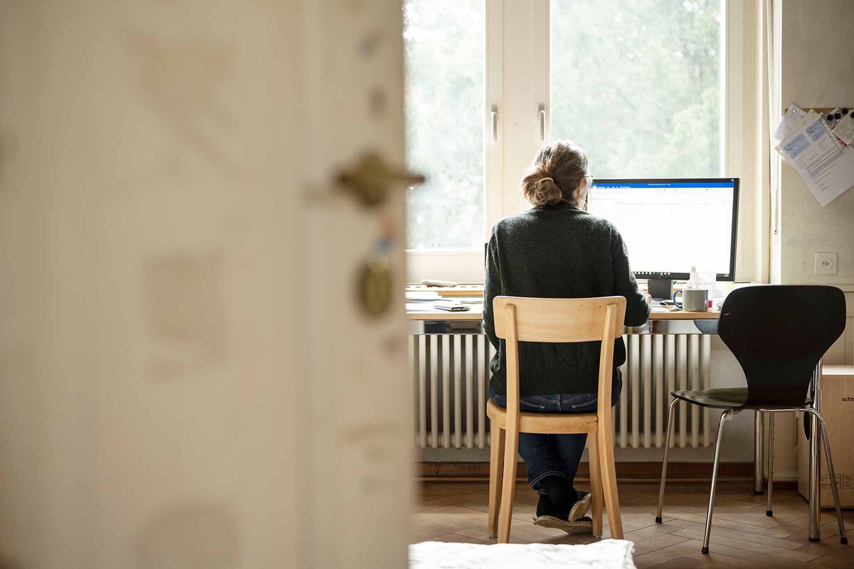 Eine Frau arbeitet an ihrem Arbeitsplatz im Homeoffice