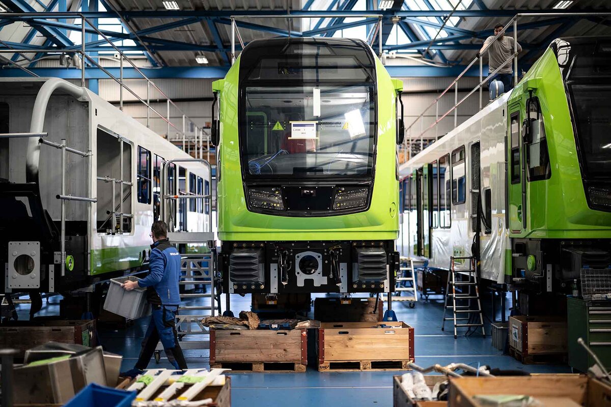 Blick in die Produktionshalle aufgenommen bei einem Medienrundgang durch das Werk im Rahmen der Bilanzmedienkonferenz der Stadler Rail