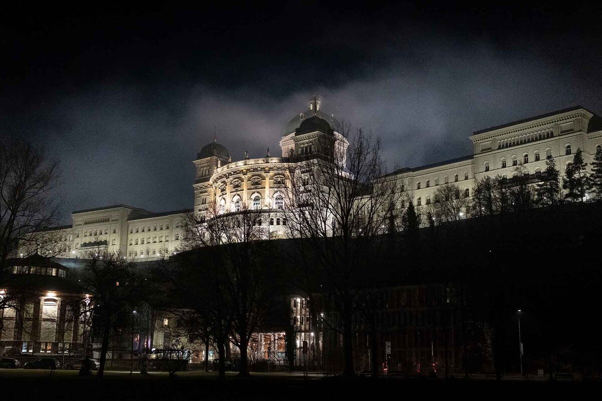 Das Bundeshaus, fotografiert bei Nacht und Nebel vom Dalmaziquai aus.