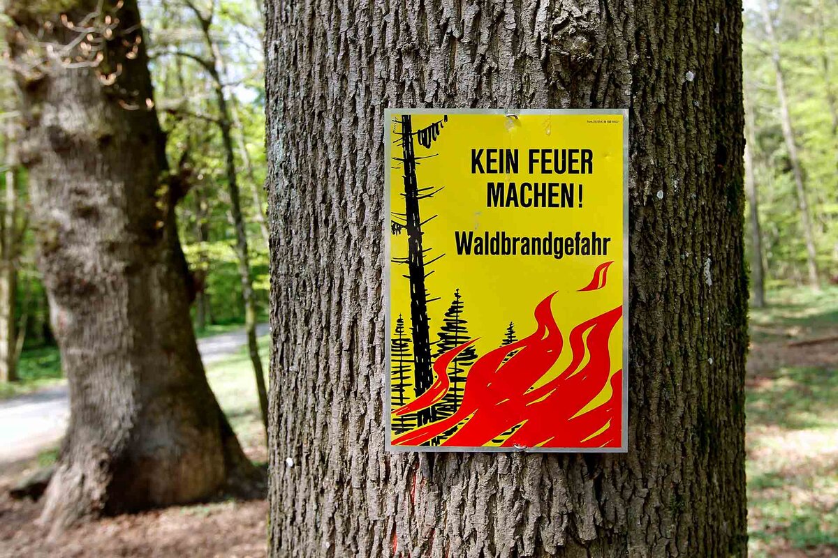 Ein Schild im Bremgartenwald weist auf die Waldbrandgefahr hin, am Donnerstag, 21. April 2011 in Bern.