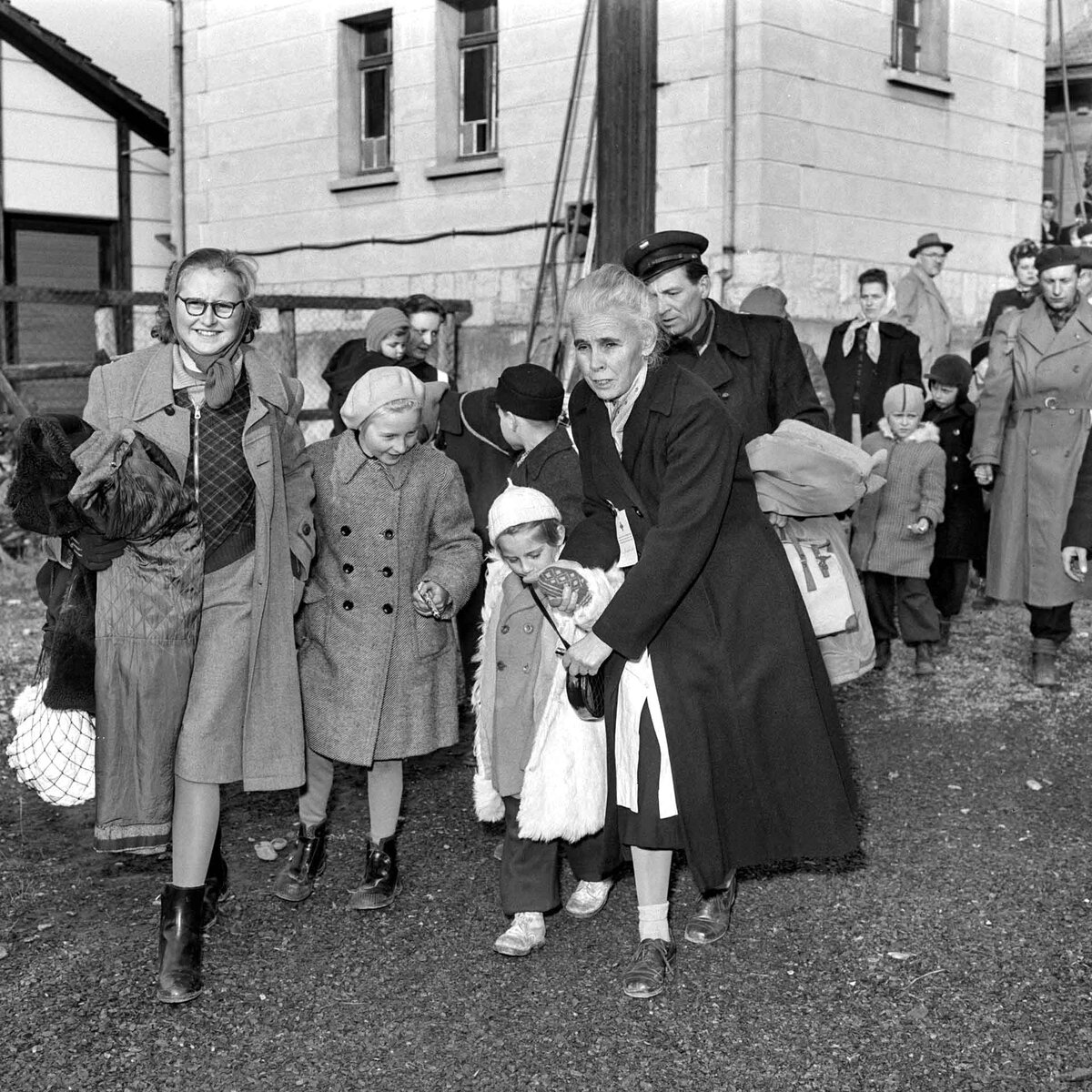 Die ersten ungarischen Fluechtlinge kommen im November 1956 nach dem niedergeschlagenen Volksaufstand in Ungarn beim Grenzbahnhof in Buchs, Schweiz, an. Die 118 Personen - darunter auch Frauen und Kinder - werden nach der sanitaerischen Untersuchung vorlaeufig in drei Heimen in den Kantonen Tessin und Aargau untergebracht