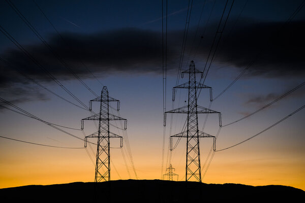 Le soleil se couche derriere les pylones de la ligne a haute tension du reseau electrique le dimanche 18 septembre 2022 a Romanel.