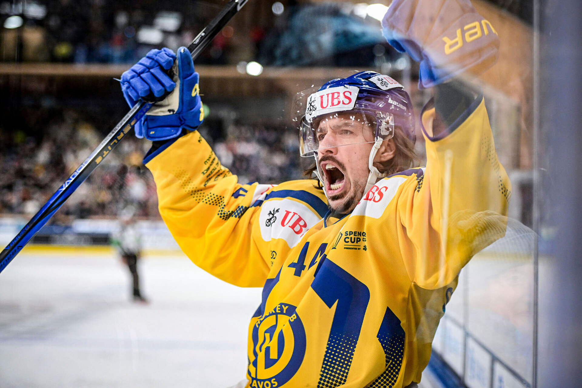 Matej Stransky de Davos celebre apres avoir marque lors de la demi-finale entre le HC Fribourg-Gotteron (Suisse) et le HC Davos (Suisse), au 96e tournoi de hockey sur glace de la Coupe Spengler.