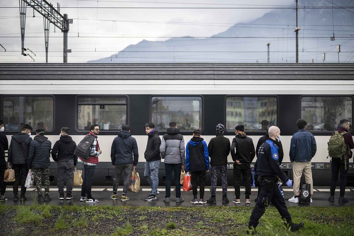 Fluechtlinge aus einem Zug aus Oesterreich werden von Grenzwaechtern zur Kontrolle gebracht, am Mittwoch, 16. November 2022, in Buchs.