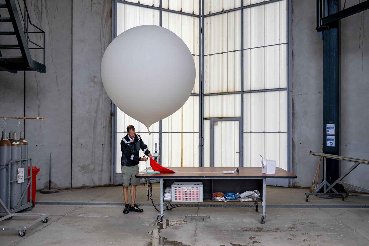 Gaetan Huguenin, radiosondeur chez MeteoSuisse lance un ballon contenant une sonde d'ozone le mercredi 15 juillet 2026 a la la station aerologique de MeteoSuisse a Payerne.