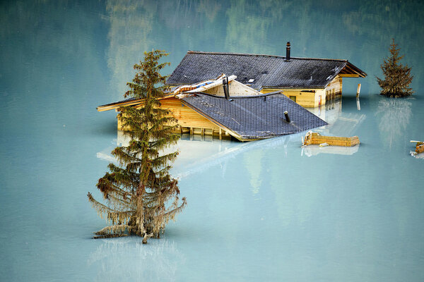 1. Preis Aktualität/Actualité/Attualita/News: LAURENT GILLIERON - BLATTEN 2030 - Auch dreieinhalb Monate nach dem verheerenden Bergsturz von Blatten (VS) ist der Untergang des Lötschentaler Dorfes sichtbar. Die zerstörten Häuser stehen in einem aufgestauten See, der sich aufgrund der Schuttmassen gebildet hat. An diesem 19. September wird an die Zukunft gedacht: Für das Wiederaufbauprojekt «Blatten 2030» findet der symbolische Spatenstich statt.