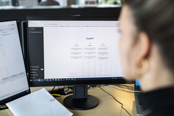 Une femme utilise ChatGPT sur un ordinateur.