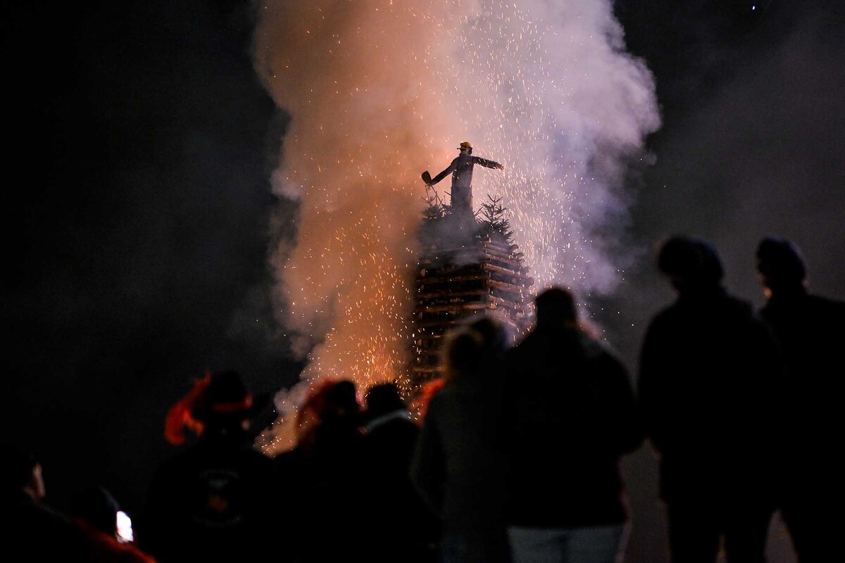 Der Funken im Ried brennt, aufgenommen am Funkensonntag, 15. Maerz 2026, in Appenzell. Am vierten Sonntag der Fastenzeit werden rund um Appenzell die "Funken" entzuendet. Mit dem Funken wird die "Funkebaabe" mitverbrennt. So soll der Winter vertrieben werden.