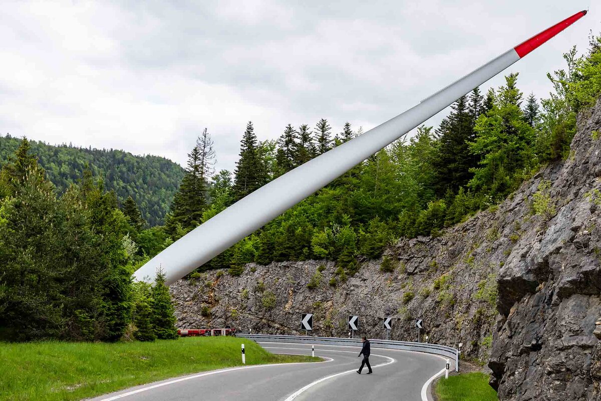 Un camion de transport achemine une pale d'eolienne entre Vallorbe et Le Pont, pour la construction du parc eolien "Sur Grati" le mercredi 13 mai 2026 a Vallorbe. Le parc eolien "Sur Grati" situe sur les cretes du Jura Nord vaudois est actuellement en phase de construction.