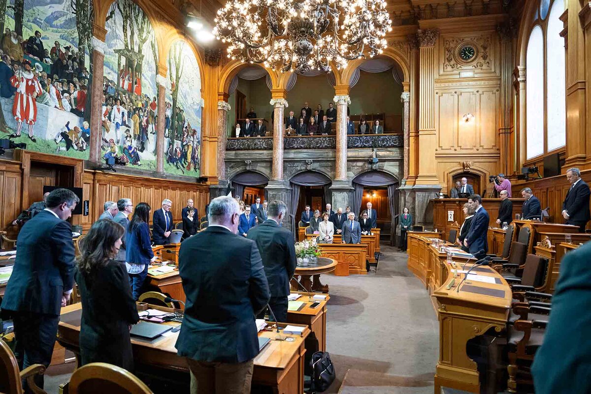 Die Mitglieder der Kleinen Kammer stehen zu einer Gedenkminute zu Ehren der Opfer der Brandkatastrophe von Crans-Montana am Neujahrsmorgen, an der Fruehjahrssession der Eidgenoessischen Raete