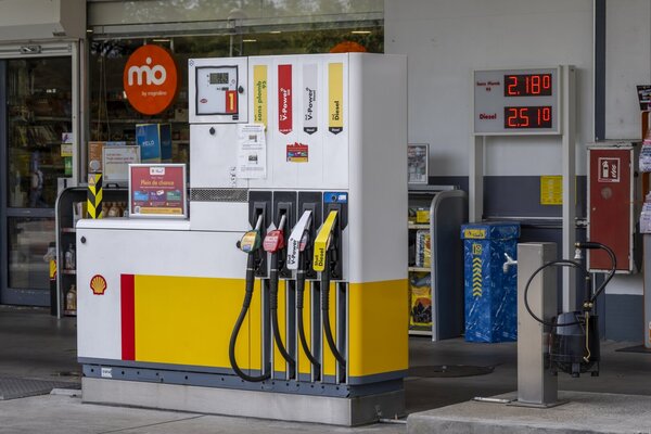 Une station-service avec les prix afficher sur un totem de l'essence (ici le Sans Plomb 95 a 2,18 CHF par litre, le diesel a 2,51 CHF par litre), est photographie ce jeudi 17 septembre 2026 a Geneve.