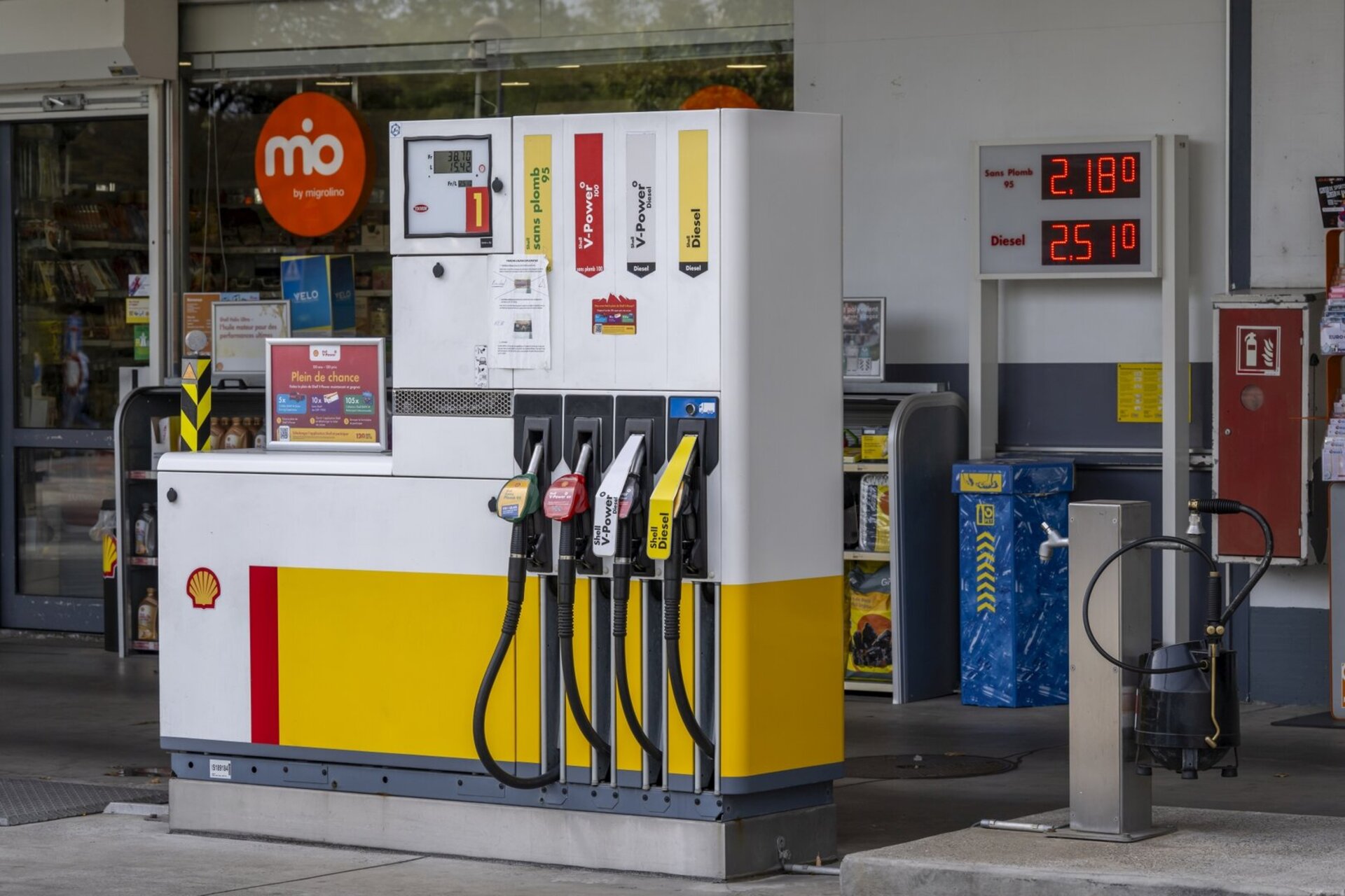 Une station-service avec les prix afficher sur un totem de l'essence (ici le Sans Plomb 95 a 2,18 CHF par litre, le diesel a 2,51 CHF par litre), est photographie ce jeudi 17 septembre 2026 a Geneve.