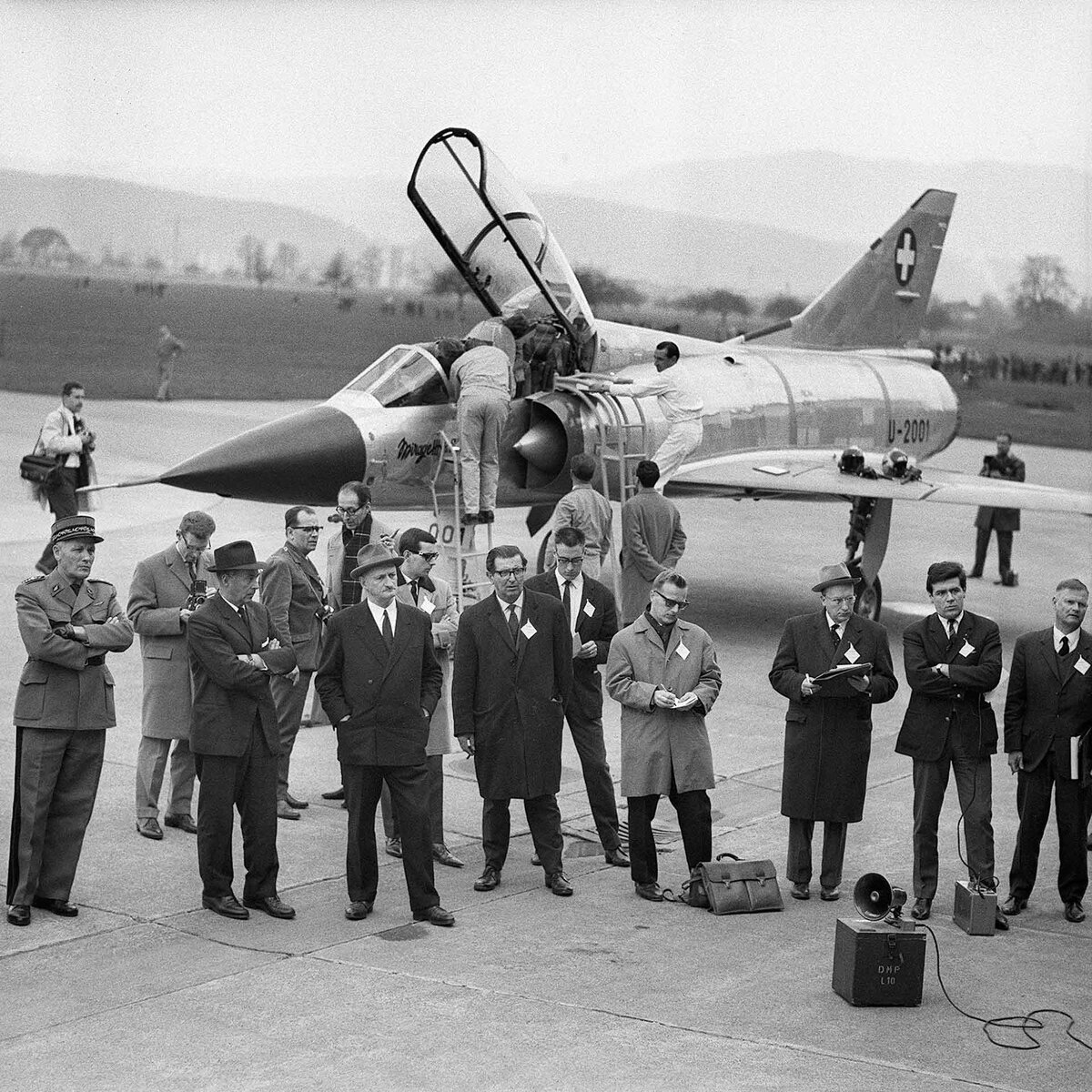 Der Bundesrat Paul Chaudet, vordere Reihe Dritter von links, Vorsteher des Militaerdepartementes (EMD), besichtigt am 2. April 1964 auf dem Flugplatz Emmen eine Mirage III S. 